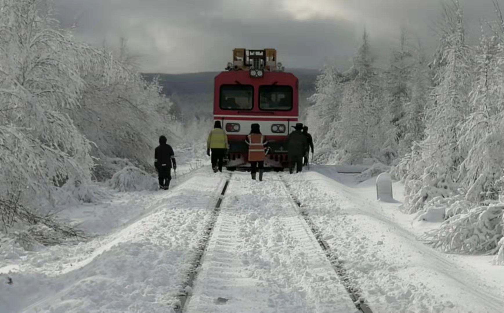 全面应对暴雪！哈铁除雪巡检清冰确保安全出行