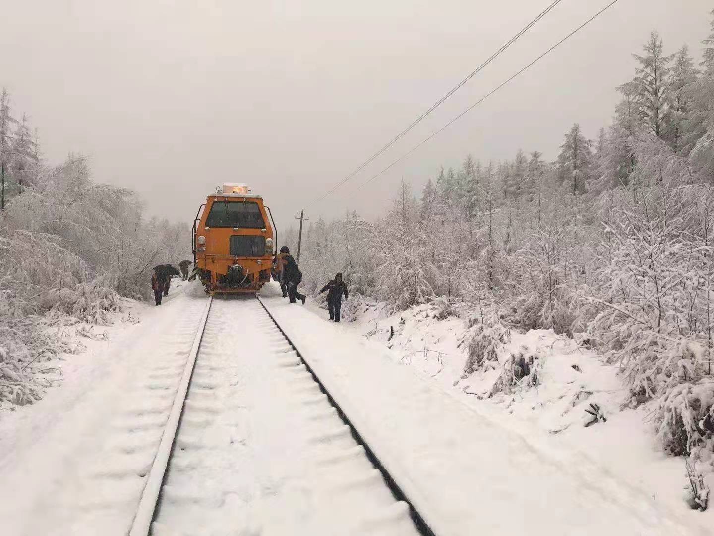 全面应对暴雪！哈铁除雪巡检清冰确保安全出行